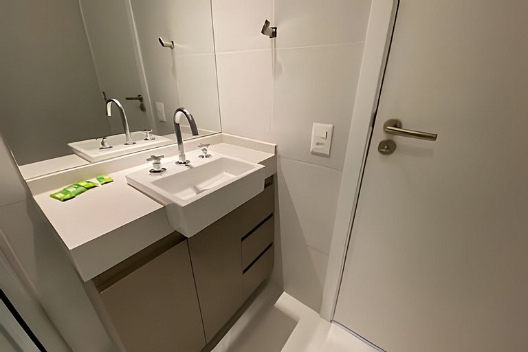 Apto com Piscina e Academia em Pinheiros